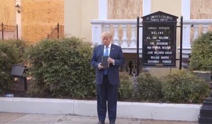 El presidente de Estados Unidos, Donald Trump, posa con la biblia ante la iglesia de Saint John, frente a la Casa Blanca.