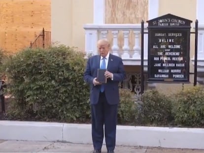 El presidente de Estados Unidos, Donald Trump, posa con la biblia ante la iglesia de Saint John, frente a la Casa Blanca.