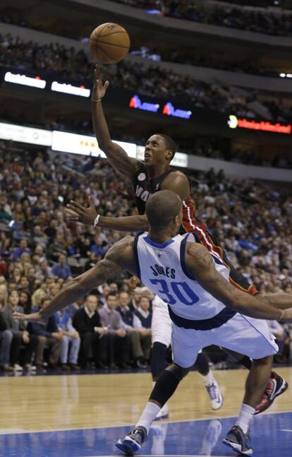 Mario Chalmers penetra a canasta ante la defensa de Dahntay Jones.