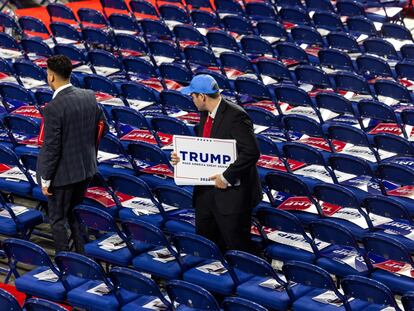 Voluntarios colocan carteles de Trump en los asientos antes de la apertura de la Convención Nacional Republicana (RNC) en el Fiserv Forum de Milwaukee.