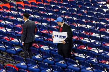 Voluntarios colocan carteles de Trump en los asientos antes de la apertura de la Convención Nacional Republicana (RNC) en el Fiserv Forum de Milwaukee.