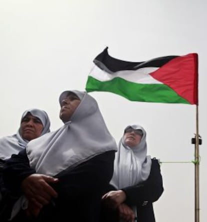 Mujeres simpatizantes de Hamás protestan contra el cierre de la frontera en Rafah.