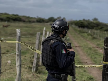 Un elemento de la policía estatal hace guardia en El Arbolillo, en Veracruz, donde se encuentra la fosa clandestina más grande de América Latina.