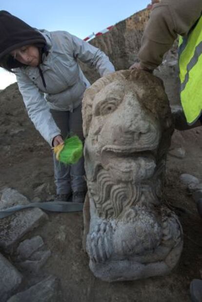 Limpieza del león ibero-romano hallado en Linares.