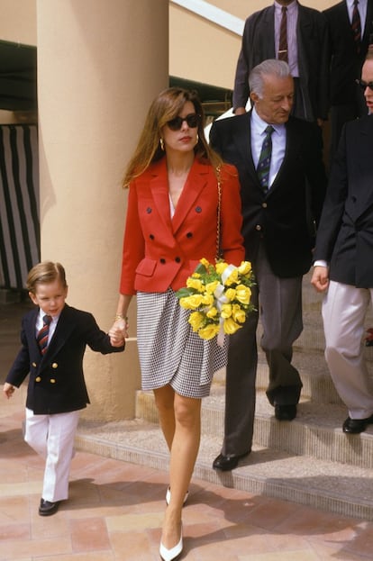 La princesa Carolina de Mónaco, de la mano de su primogénito, Andrea Casiraghi, el 24 de abril de 1988 en Monte Carlo.