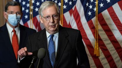 O líder do Senado, o republicano Mitch McConnell, no Capitólio, neste domingo.