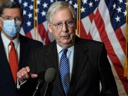 O líder do Senado, o republicano Mitch McConnell, no Capitólio, neste domingo.