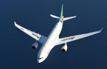 Un A330 de Alitalia en vuelo.