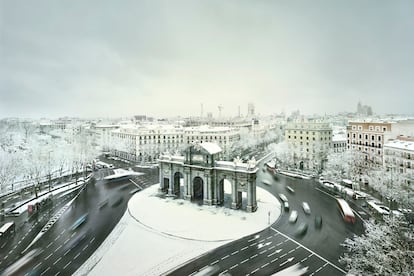 Plaza de la Independencia en Madrid. En 2008, Manso recibió un encargo de la Comunidad de Madrid para reflejar los espacios más relevantes de la región en un libro que tituló ‘Madrid: visión fotográfica y artística’, y que ya va por su séptima edición. Aquella serie guarda fotografías icónicas, como una del Palacio de Cristal, en el parque de El Retiro, en la que uno espera ver aparecer a Bécquer en cualquier momento; la del Palacio Real, que el por entonces embajador de Estados Unidos regaló a Barack Obama; o la de una nevada plaza de la Independencia, con su emblemática Puerta de Alcalá. Esta última imagen figura también en ‘Luz de España’. “Fue mucho antes de la Filomena”, aclara. “Me pareció curioso el cielo, el momento y la magnitud de la vista”, subraya. Manso fotografía mientras nieva pero, al ser la suya una exposición más larga, el copo desaparece dejando esta estampa monocromática, de colores apagados. A pesar de que se trata de una fotografía a color, parece que esté en sepia.