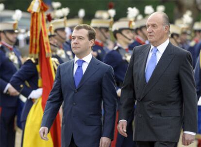 El presidente ruso, Dimitri Médvedev, acompaña al Rey Juan Carlos en su visita al Palacio de El Pardo.