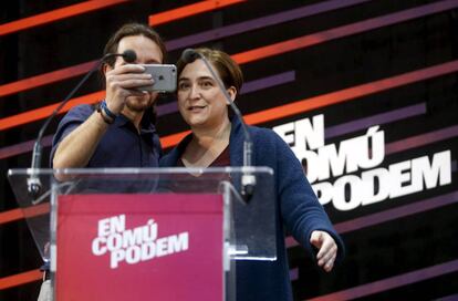 Pablo Iglesias y Ada Colau graban un v&iacute;deo durante un acto en Badalona de la campa&ntilde;a electoral al 20-D.  
 