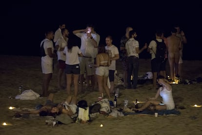 Botellón en la playa de la Marbella de Barcelona anoche.