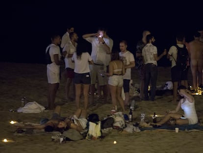 Botellón en la playa de la Marbella de Barcelona anoche.