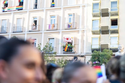 Balcones engalanados con la bandera LGTBI+ en la Plaza Pedro Zerolo.