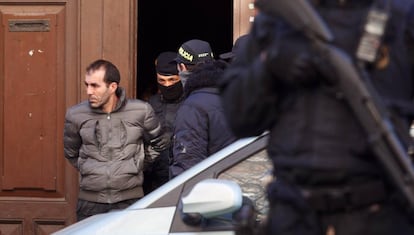 Els Mossos s'emporten un detingut al carrer Consell de Cent.