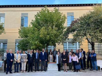 El alcalde de Aranjuez, Miguel Gómez Herrero (a la izquierda de la placa, con barba), durante el acto de homenaje el 10 de octubre.