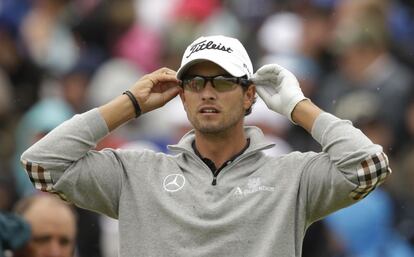 Adam Scott se coloca las gafas, en el hoyo 18