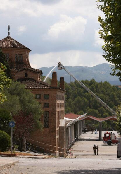 Los bomberos intentan controlar el fuego en las instalaciones de la empresa, en Sant Sadurní d'Anoia.