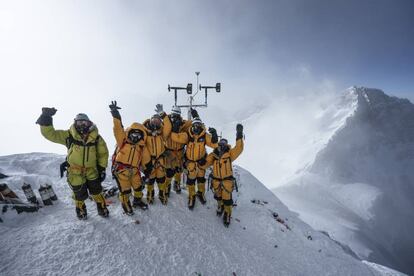 La expedición científica de National Geographic y Rolex después de instalar una de las estaciónes metereológicas del Everest.  ©National Geographic