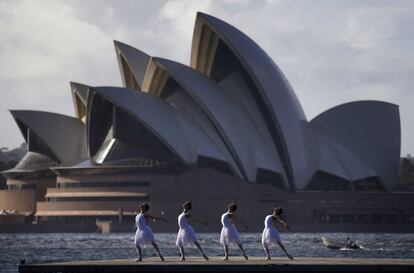 Bailarinas de ballet australiano act&uacute;an frente a la &Oacute;pera de Sidney para promocionar el estreno de su pr&oacute;ximo espect&aacute;culo, &#039;El lago de los cisnes&#039;.