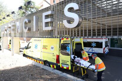 Entrada de las emergencias del Hospital Arnau de Vilanova, el sábado.
