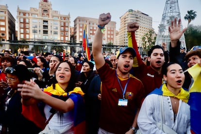 Manifestantes alzan el pu?o durante la concentracin contra el rgimen de Nicols Maduro antes de la toma de posesin, en Mlaga.