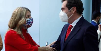 La ministra de Trabajo, Yolanda Díaz, saluda al presidente de la patronal CEOE, Antonio Garamendi.