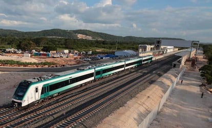 El Tren Maya durante su primer recorrido rumbo a Mérida, Yucatán, en diciembre 2023.