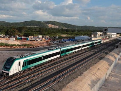 El Tren Maya durante su primer recorrido rumbo a Mérida, Yucatán, en diciembre 2023.