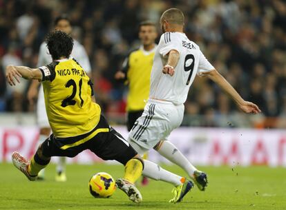 Benzema en la acción que supuso su primer tanto, el 4-2 en el marcador
