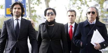 La viuda de Enrique Morente, en el centro, y a la izquierda, Javier Conde.