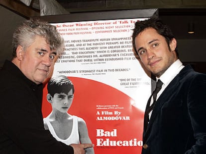 Pedro Almodóvar, izquierda, y Gael García Bernal, en el Instituto Americano del Cine en Los Ángeles.