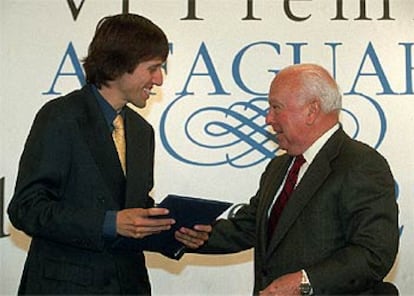 Xavier Velasco recibe el VI Premio Alfaguara de Novela de manos del presidente de PRISA, Jesús de Polanco.