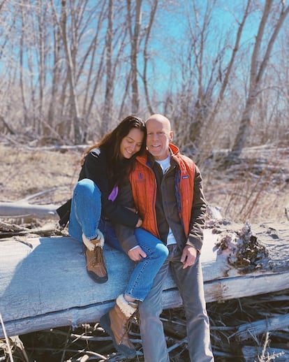 Bruce Willis y Emma Heming Willis en el campo, en una fotografía sin datar cedida por el matrimonio.