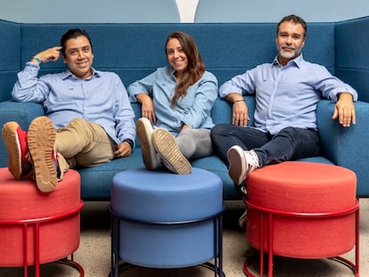 De izquierda a derecha, el alama de Miobio, Joel Bucio Juarez, Emanuela Gornati y Sergio Brisa Cerezo en su sede en Valencia.