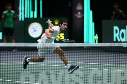 Alcaraz volea durante el partido contra Aliassime.