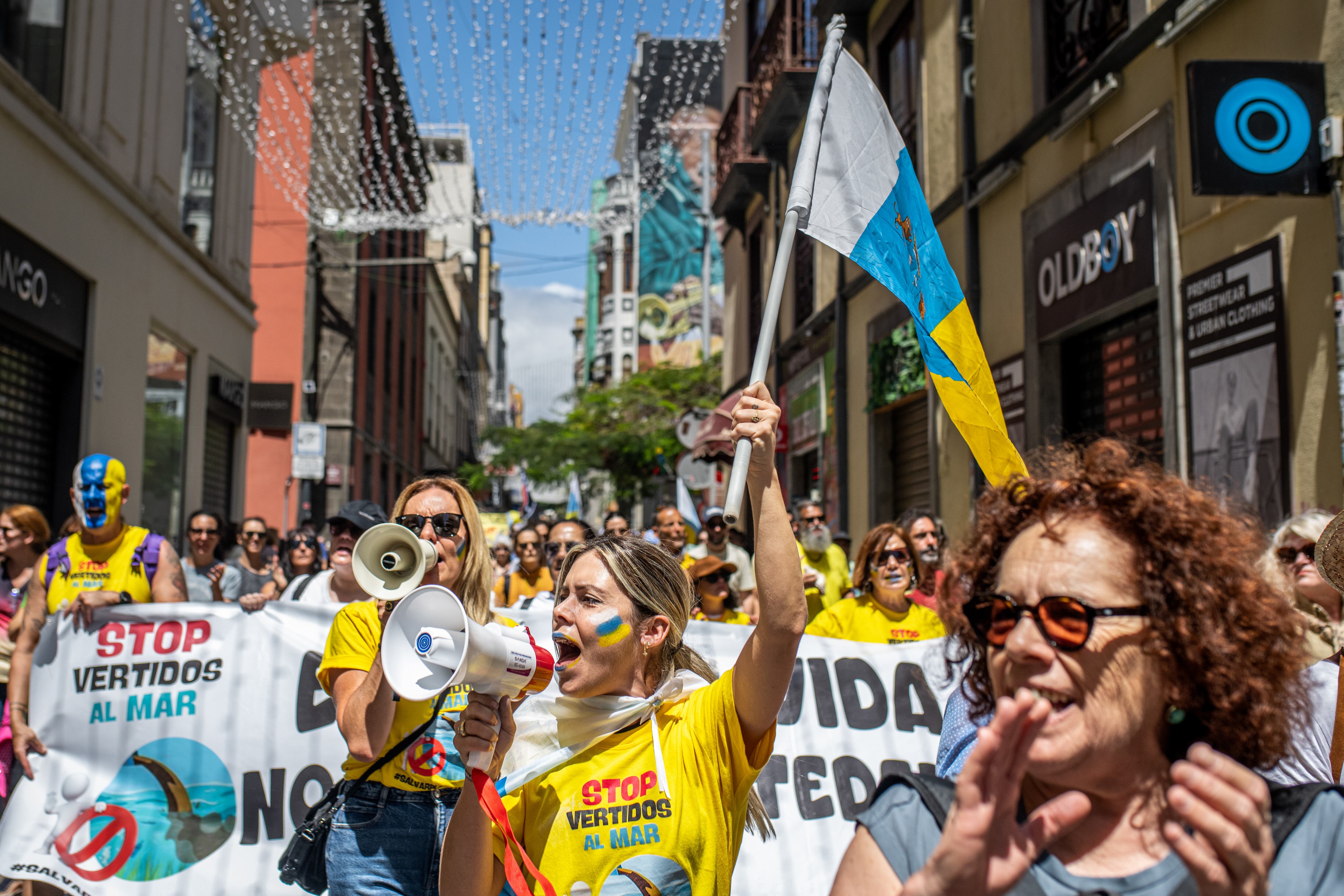 Tania Hernández, portavoz de la plataforma Stop Vertidos al Mar y vecina de Punta Brava, durante una manifestación de Canarias tiene un límite.