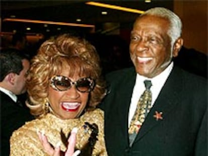 Celia Cruz y su marido, a su llegada esta madrugada a la gala de candidatos.