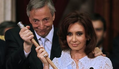 Cristina Fernández toma el bastón de mando de manos de Néstor Kirchner durante su acto de investidura, en diciembre de 2007.