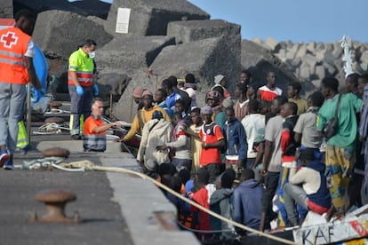 Llegada al puerto de La Restinga (El Hierro) de 209 personas rescatadas por la embarcación de Salvamento Marítimo Salvamar Adhara en aguas cercanas a El Hierro. 