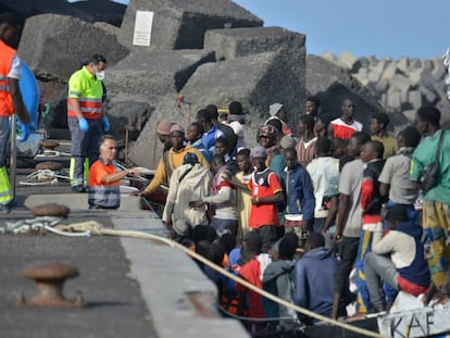 Llegada al puerto de La Restinga (El Hierro) de 209 personas rescatadas por la embarcación de Salvamento Marítimo Salvamar Adhara en aguas cercanas a El Hierro. 