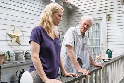 Clint Eastwood y Alison Eastwood - The Mule (2018)
Dice Clint Eastwood en The Mule (2018) que la familia es lo más importante, pero prefiere traficar con droga que asistir a la boda de su hija, también en la vida real, Alison Eastwood. La actriz de 46 años debutó con su padre siendo una niña y apareció de forma consecutiva en cinco de sus películas, incluida Medianoche en el jardín del bien y del mal (1997). No es la única de la familia en haber coincidido con 'Harry el Sucio'. Su hermano Kyle Eastwood lo hizo en El aventurero de medianoche (1982) y el guaperas Scott Eastwood en Gran Torino (2018) –cuando se hacía llamar Scott Reeves– y en Golpe de efecto (2012). El consejo del patriarca de 88 años es tan rotundo como su cara de pocos amigos: una vez rodada la escena no vuelvas a tu caravana, quédate en el set y aprende el oficio.