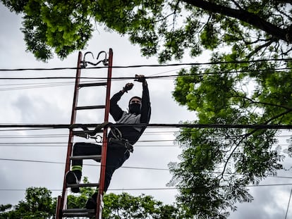 Owen Mateos retira cableado en desuso en Coyoacán.