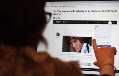 Un usuario consulta una página de Eter9 en internet. Foto: Julián Rojas