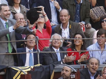 El rey Felipe recibe una montera al brindarle un toro en la primera corrida de abono de San Isidro.