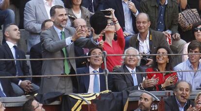 El rey Felipe recibe una montera al brindarle un toro en la primera corrida de abono de San Isidro.