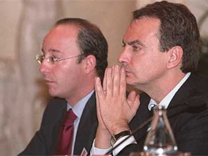 Rodríguez Zapatero, en primer plano, y Manuel Cendoya (Grupo Santander), durante la jornada de ayer.