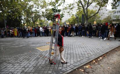 El presidente del Gobierno, Pedro Sánchez, ha sido abucheado en el primer desfile militar del 12 de octubre al que asiste como jefe del Ejecutivo, y durante el que ha escuchado gritos que le han tachado de "okupa" y que le han pedido la convocatoria de elecciones generales. En la imagen, una mujer sujeta una escalera, momentos antes del desfile.