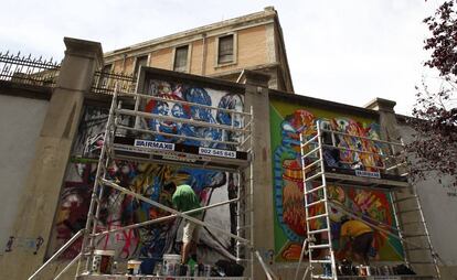 Dos artistas gr&aacute;ficos pintan los muros de La Tabacalera. 