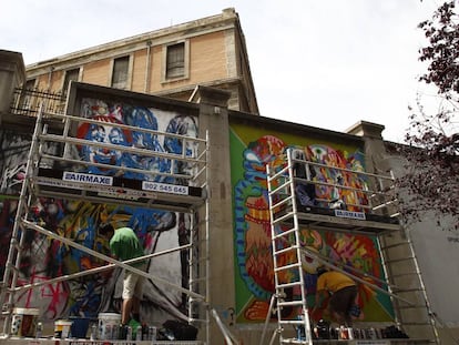 Dos artistas gr&aacute;ficos pintan los muros de La Tabacalera. 